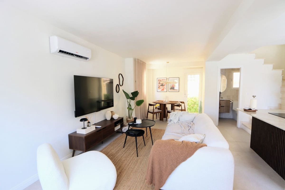 2 soverom Kjedet enebolig til salgs i Los Altos med svømmebasseng garasje - € 286 000 (Ref: 9132380)