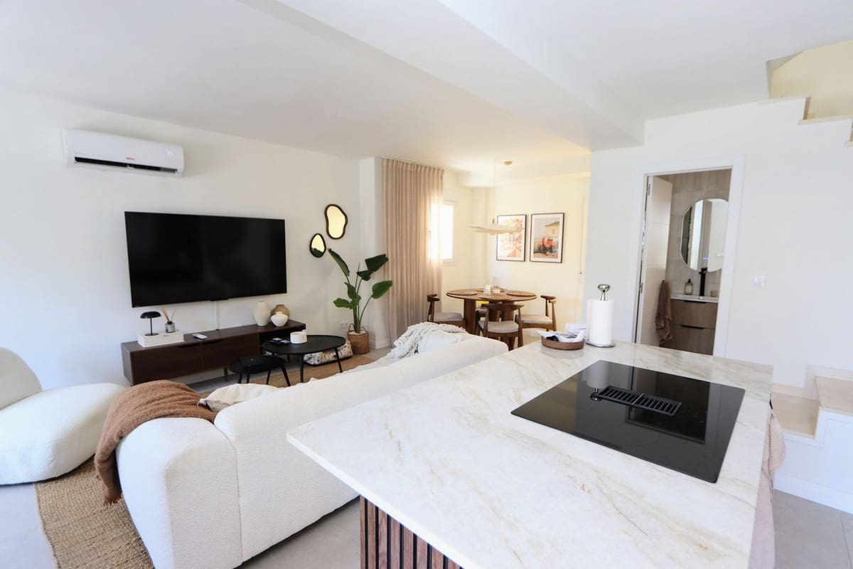 2 soverom Kjedet enebolig til salgs i Los Altos med svømmebasseng garasje - € 286 000 (Ref: 9132380)