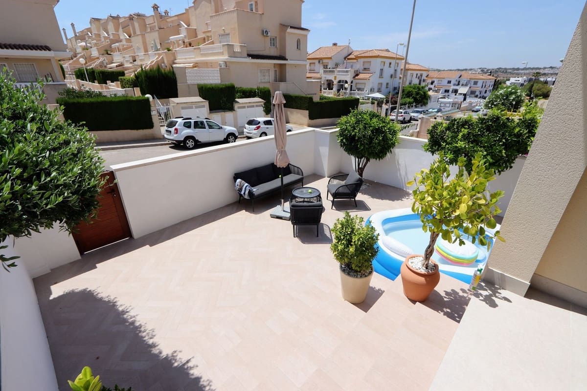 2 soverom Kjedet enebolig til salgs i Los Altos med svømmebasseng garasje - € 286 000 (Ref: 9132380)