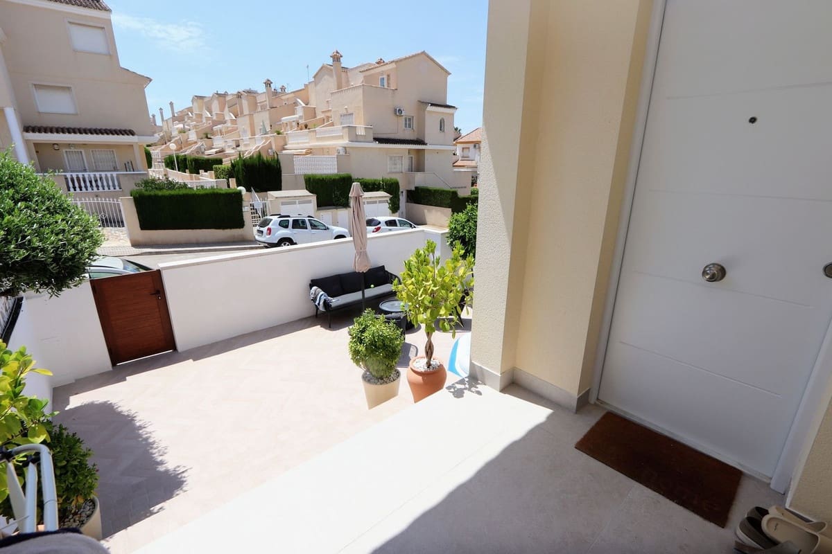 2 soverom Kjedet enebolig til salgs i Los Altos med svømmebasseng garasje - € 286 000 (Ref: 9132380)