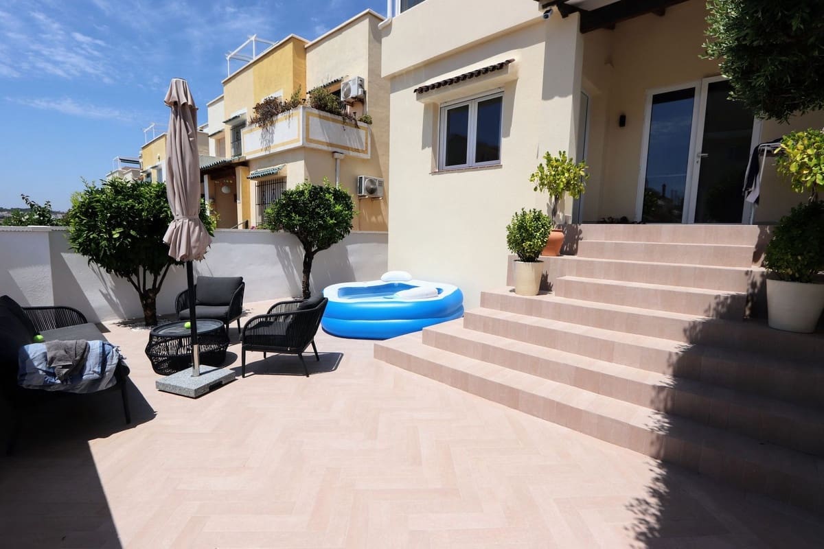 2 soverom Kjedet enebolig til salgs i Los Altos med svømmebasseng garasje - € 286 000 (Ref: 9132380)