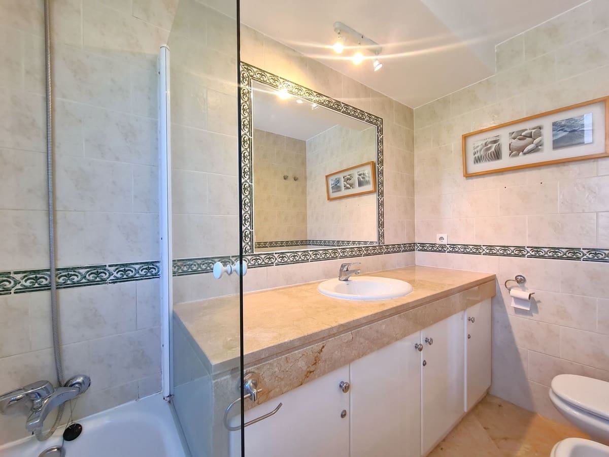 3 slaapkamer Huis te koop in La Duquesa / Puerto de la Duquesa met garage - € 299.000 (Ref: 9143541)