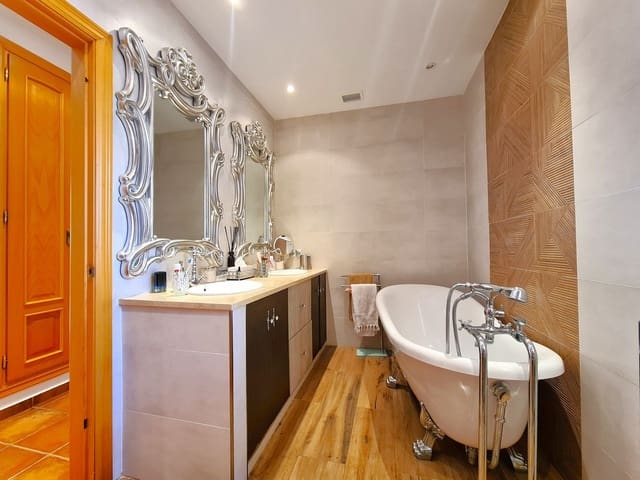 3 chambre Villa/Maison à vendre à La Duquesa / Puerto de la Duquesa, Manilva - 960 000 € (Ref: 9143548)