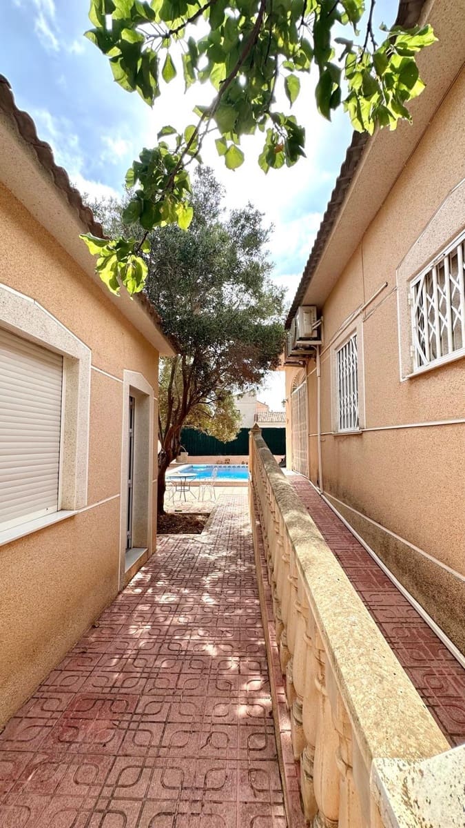 3 makuuhuone Huvila myytävänä paikassa Torrevieja mukana uima-altaan - 450 000 € (Ref: 9145522)