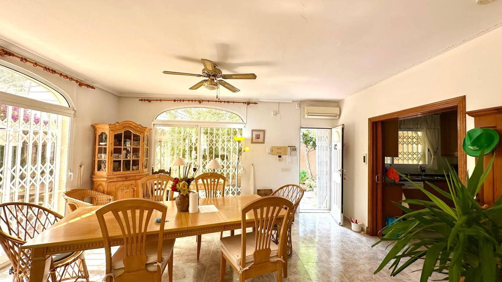 3 makuuhuone Huvila myytävänä paikassa Torrevieja mukana uima-altaan - 450 000 € (Ref: 9145522)