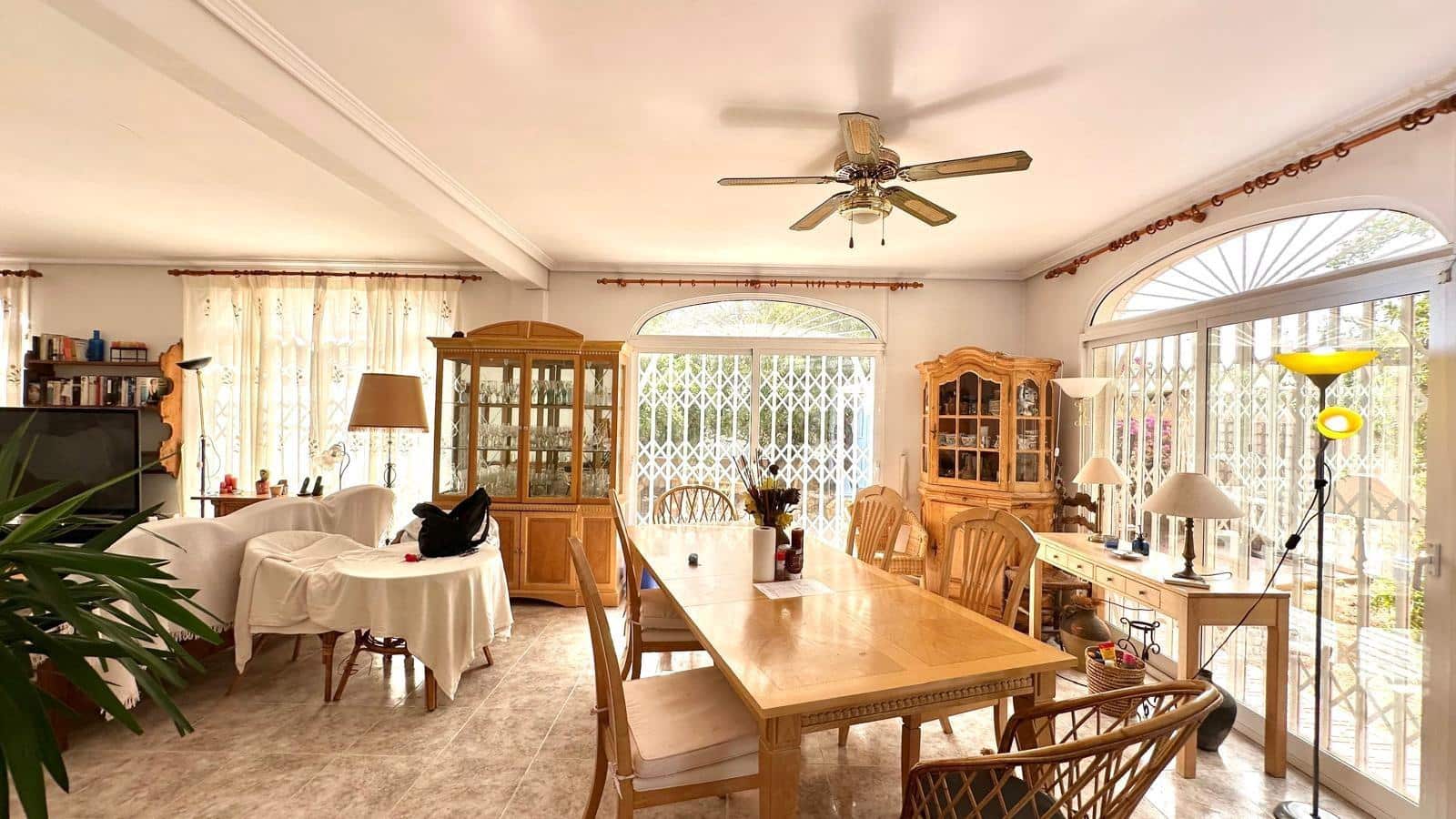 3 makuuhuone Huvila myytävänä paikassa Torrevieja mukana uima-altaan - 450 000 € (Ref: 9145522)