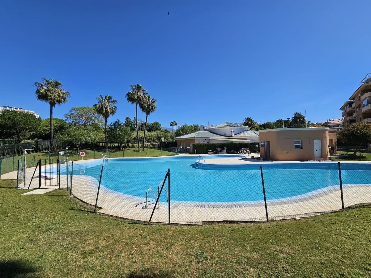 2 bedroom Apartment for sale in San Luis de Sabinillas with pool - € 250,000 (Ref: 9145529)