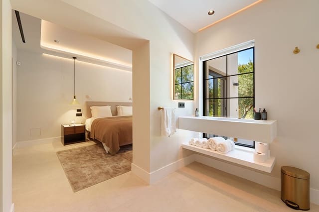 5 bedroom Villa for sale in Puerto Banus, Marbella with pool - € 5,750,000 (Ref: 9152164)