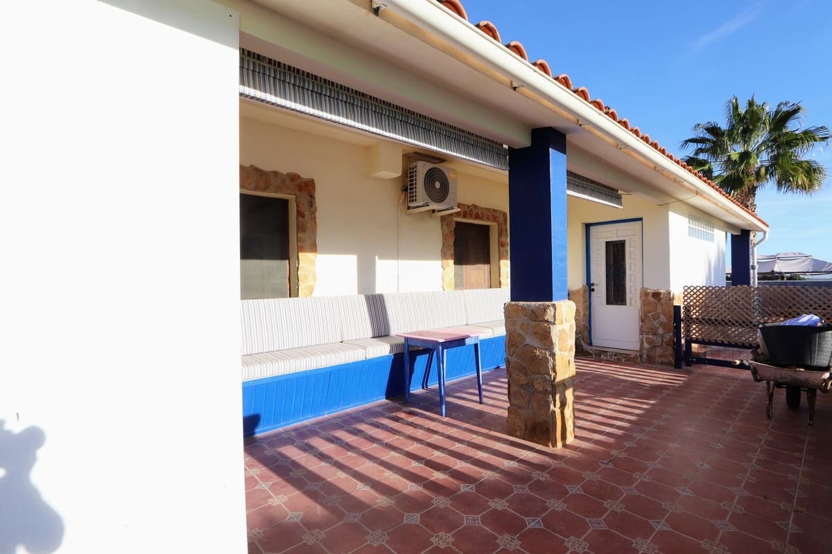 6 bedroom Villa for sale in Roldan with pool garage - € 600,000 (Ref: 9152167)
