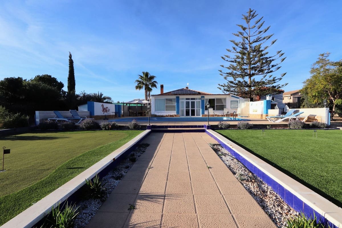 6 bedroom Villa for sale in Roldan with pool garage - € 600,000 (Ref: 9152167)