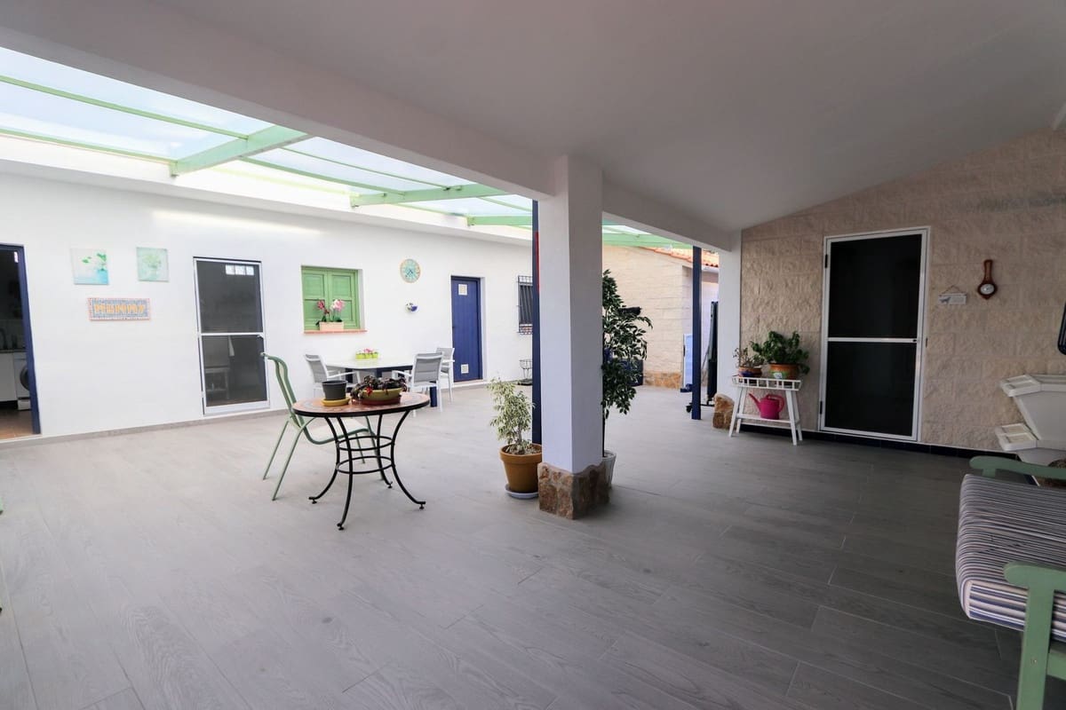 6 bedroom Villa for sale in Roldan with pool garage - € 599,900 (Ref: 9152167)