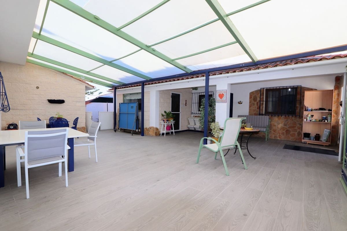 6 bedroom Villa for sale in Roldan with pool garage - € 599,900 (Ref: 9152167)