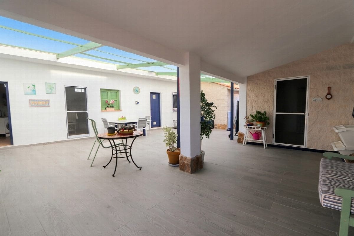 6 bedroom Villa for sale in Roldan with pool - € 599,900 (Ref: 9152167)