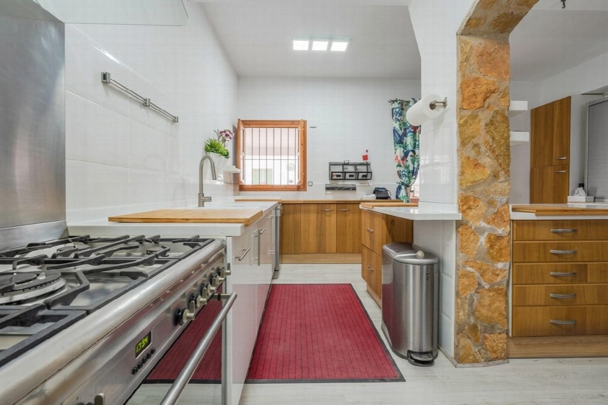 6 bedroom Villa for sale in Roldan with pool - € 599,900 (Ref: 9152167)