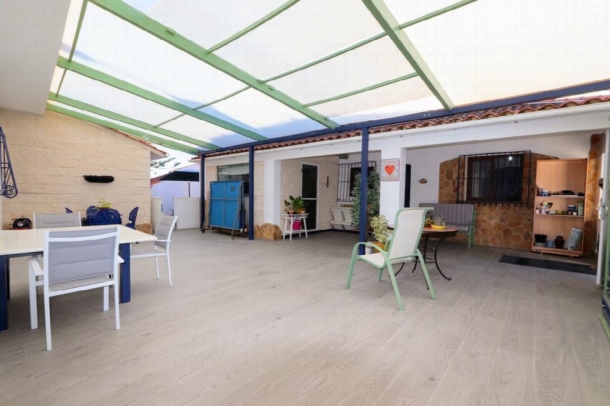 6 bedroom Villa for sale in Roldan with pool - € 599,900 (Ref: 9152167)