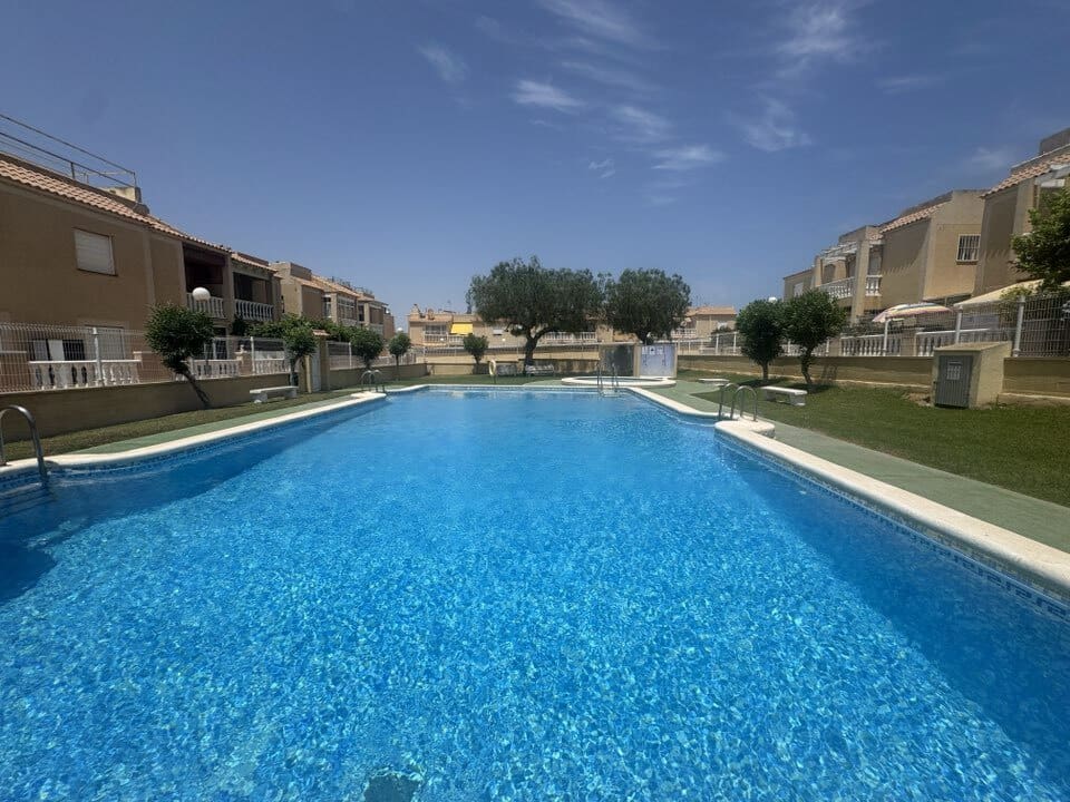 2 soveværelse Penthouse til salg i Torrevieja med swimmingpool - € 148.000 (Ref: 9153947)