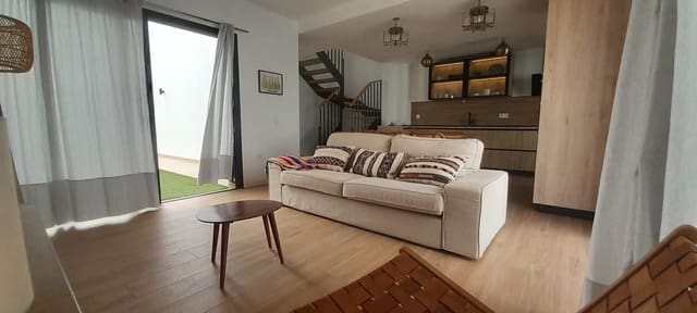 3 quarto Moradia Geminada para venda em Villaverde, La Oliva com piscina garagem - 465 000 € (Ref: 9178148)