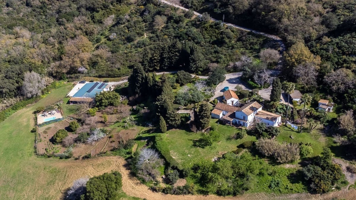 Pareado de 8 habitaciones en Casares en venta con piscina - 1.729.000 € (Ref: 9180996)