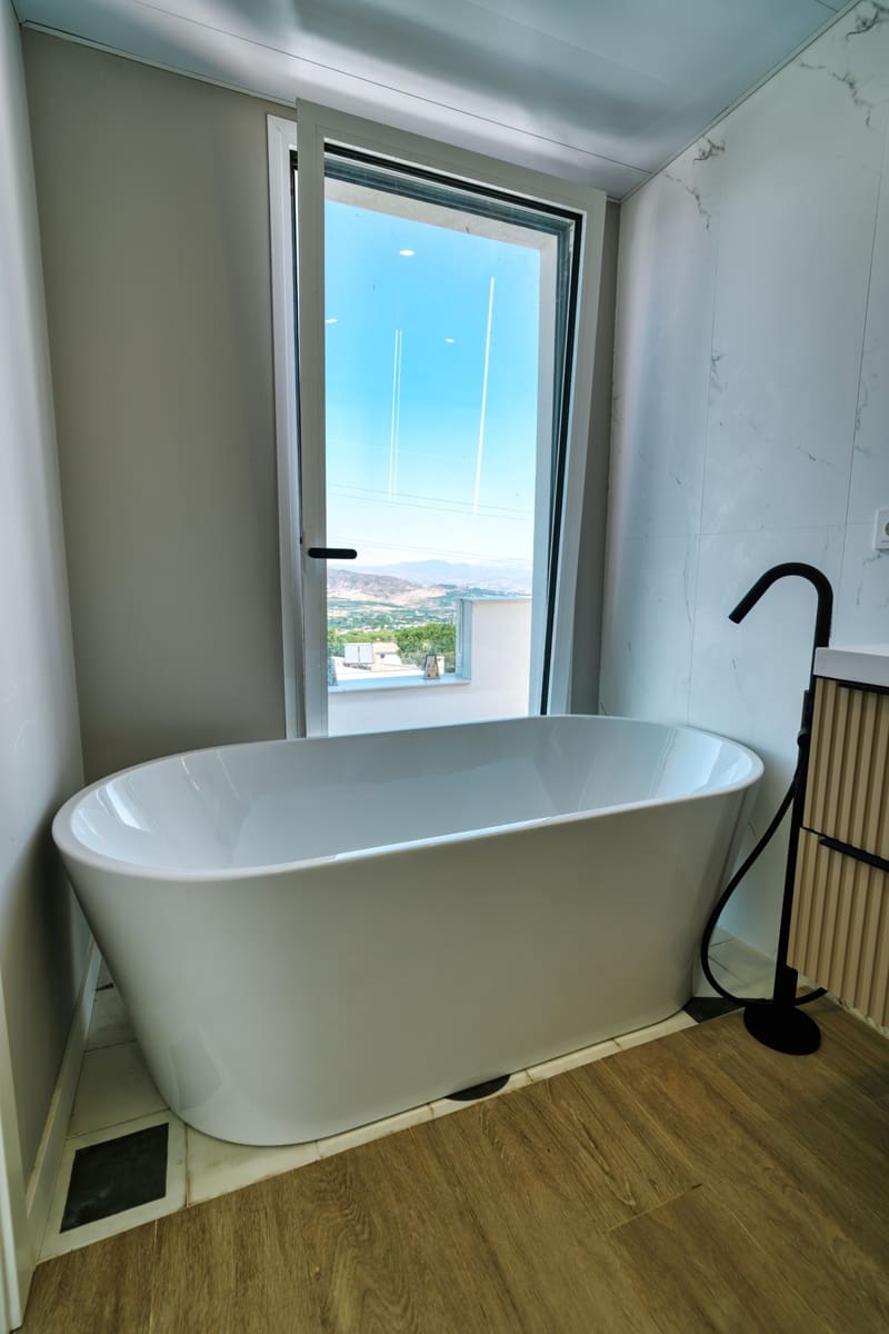 Chalet de 4 habitaciones en Alhaurín de la Torre en venta con piscina - 890.000 € (Ref: 9186884)