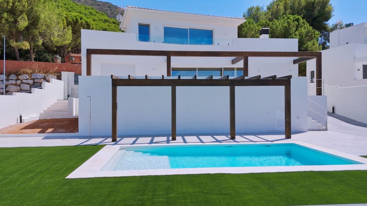 Chalet de 4 habitaciones en Alhaurín de la Torre en venta con piscina - 890.000 € (Ref: 9186884)