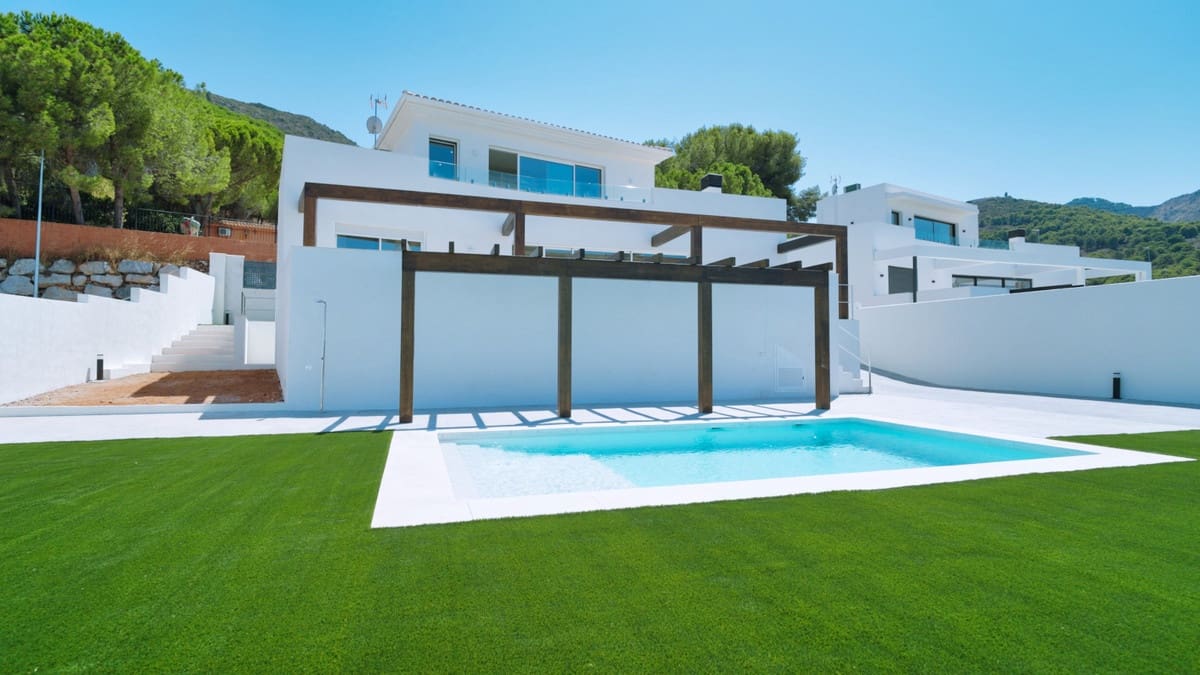 Chalet de 4 habitaciones en Alhaurín de la Torre en venta con piscina - 890.000 € (Ref: 9186884)