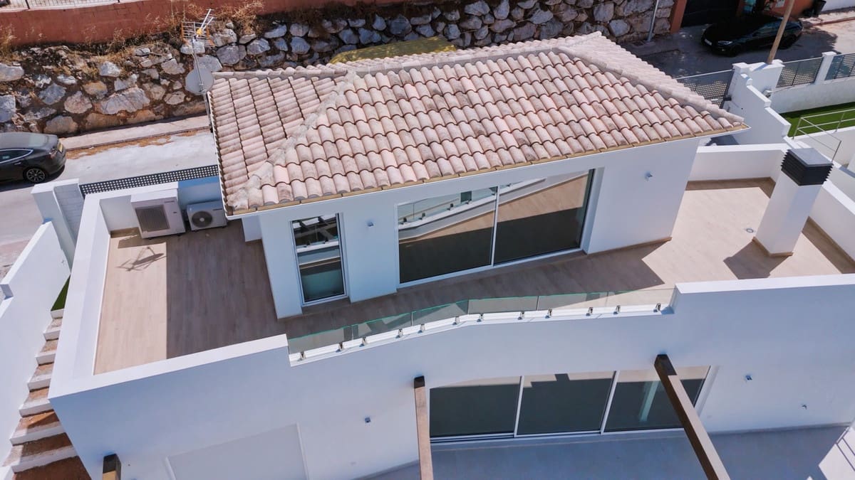 Chalet de 4 habitaciones en Alhaurín de la Torre en venta con piscina - 890.000 € (Ref: 9186884)