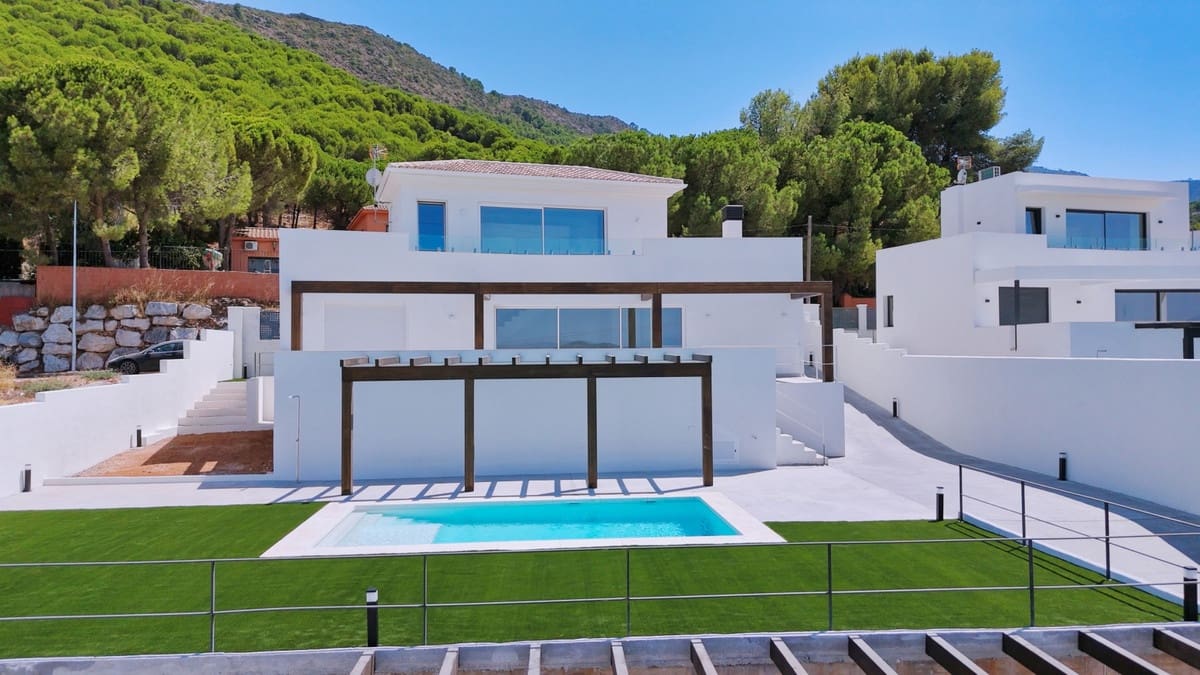 Chalet de 4 habitaciones en Alhaurín de la Torre en venta con piscina - 890.000 € (Ref: 9186884)