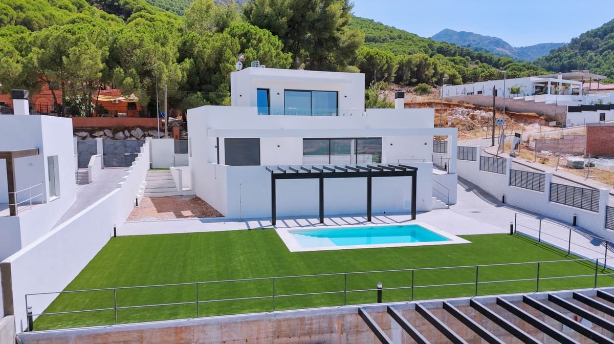 Chalet de 4 habitaciones en Alhaurín de la Torre en venta con piscina - 890.000 € (Ref: 9186884)