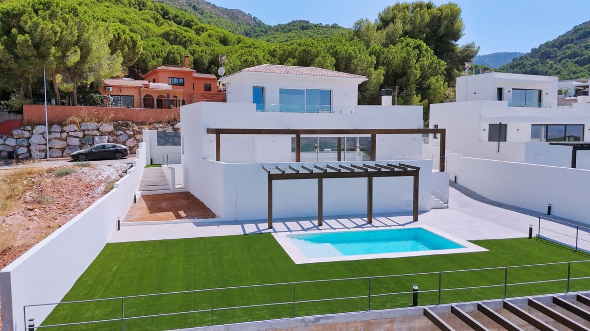 Chalet de 4 habitaciones en Alhaurín de la Torre en venta con piscina - 890.000 € (Ref: 9186884)