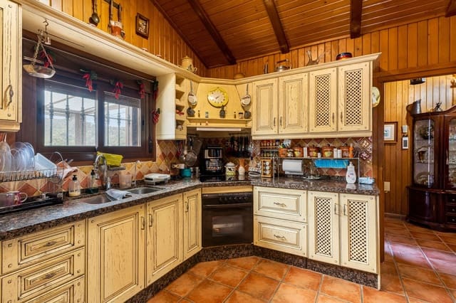 3 slaapkamer Commercieel te koop in Centro, Estepona met garage - € 550.000 (Ref: 9206442)