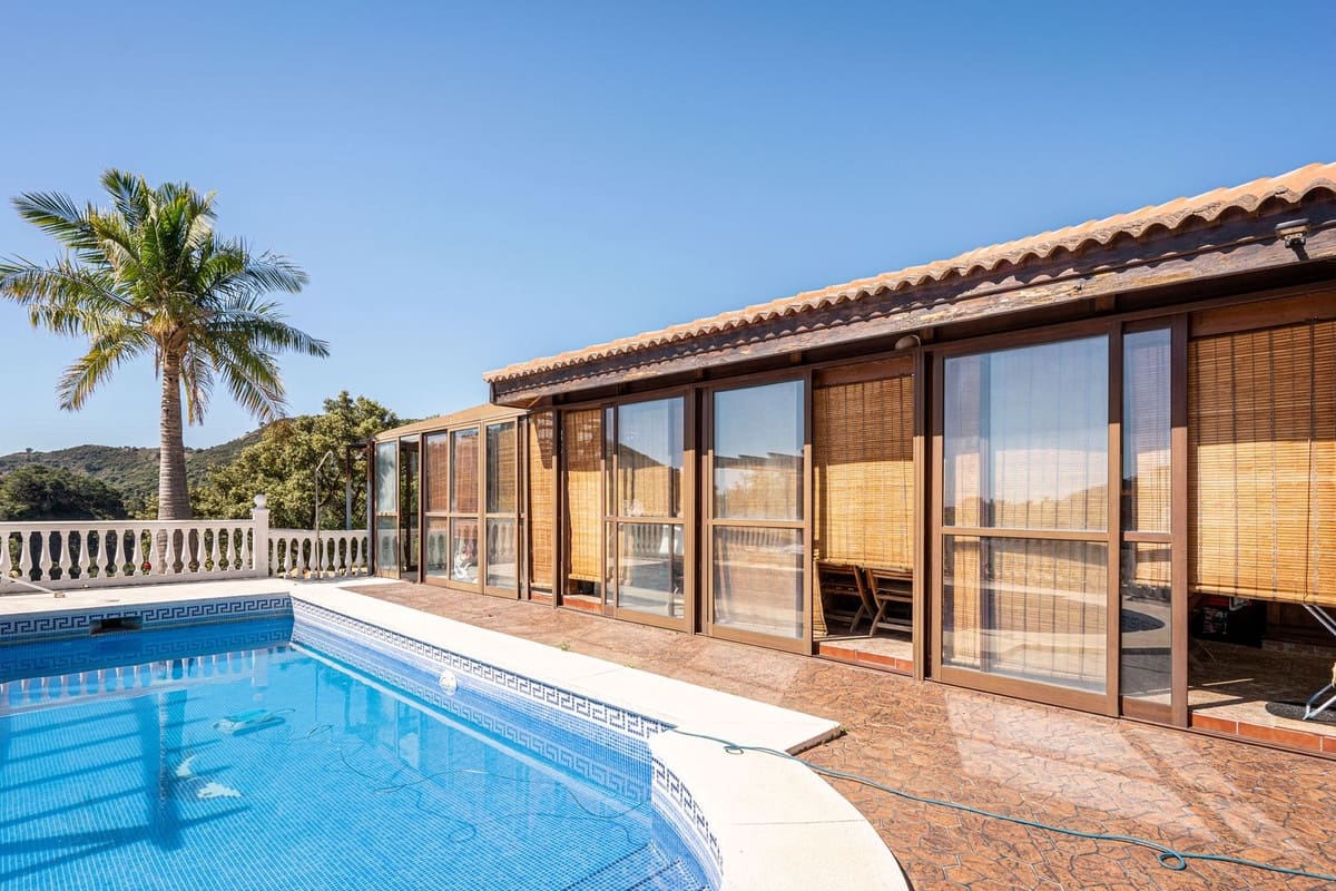 3 bedroom Commercial for sale in Estepona with garage - € 550,000 (Ref: 9206442)