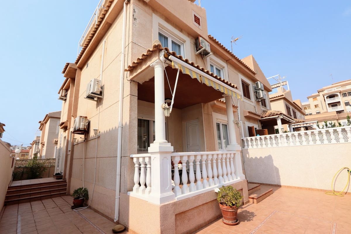 3 sovrum Semi-fristående Villa till salu i Torrevieja - 445 000 € (Ref: 9206450)