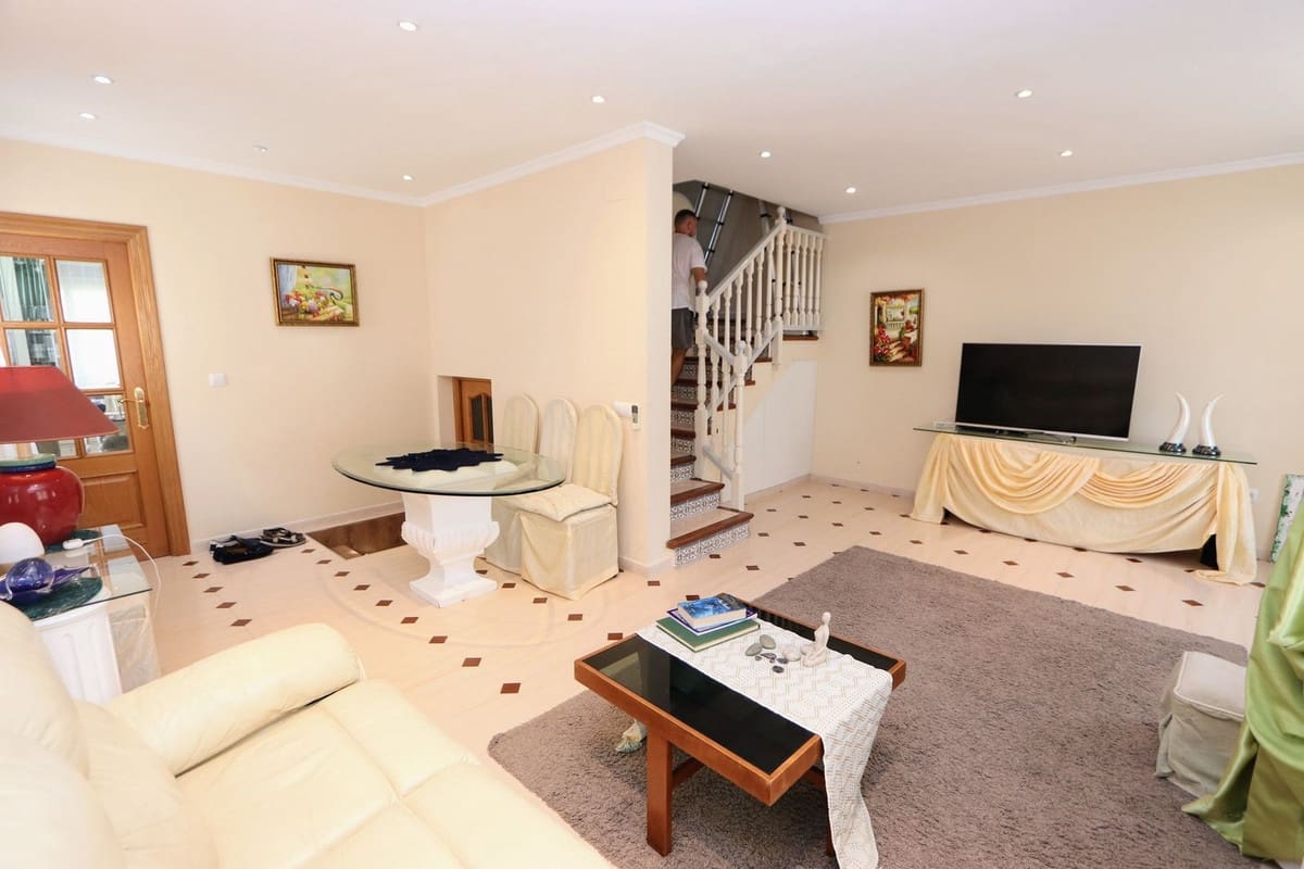 3 slaapkamer Halfvrijstaande villa te koop in Torrevieja - € 445.000 (Ref: 9206450)