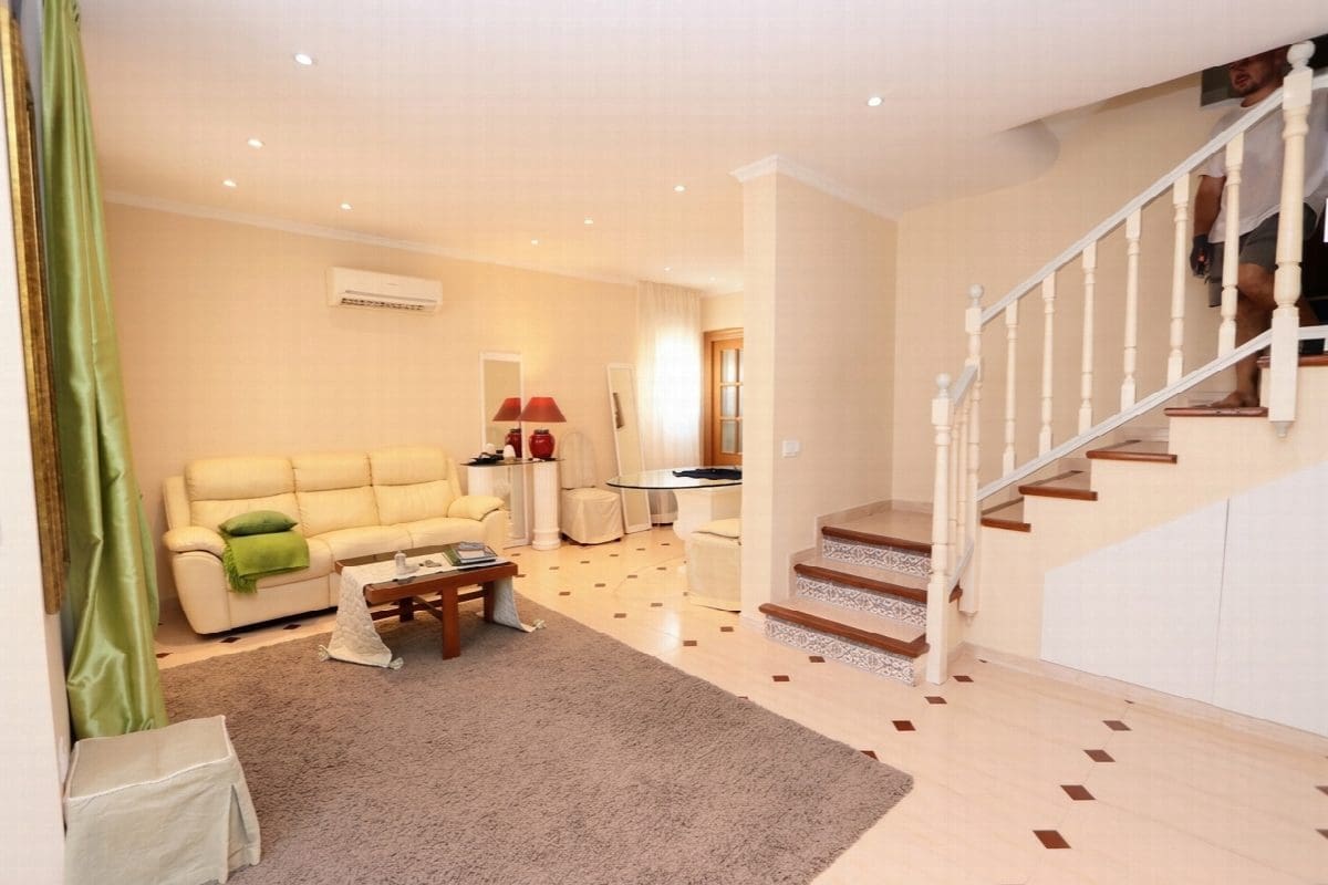 3 soverom Kjedet enebolig til salgs i Torrevieja - € 445 000 (Ref: 9206450)