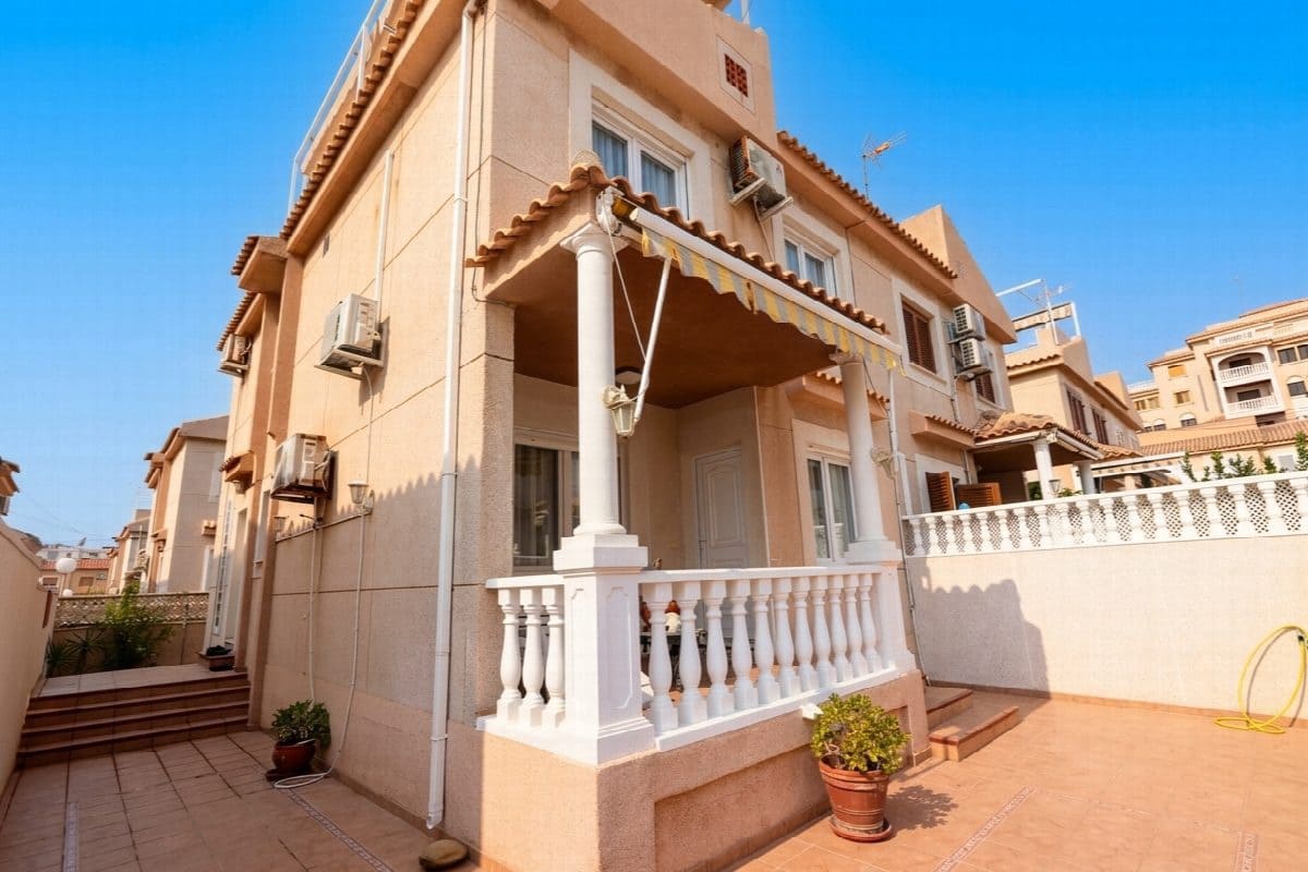 3 soverom Kjedet enebolig til salgs i Torrevieja - € 445 000 (Ref: 9206450)