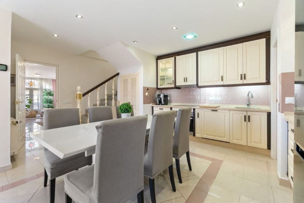 5 makuuhuone Omakotitalo myytävänä paikassa Torrevieja mukana uima-altaan - 399 000 € (Ref: 9215053)