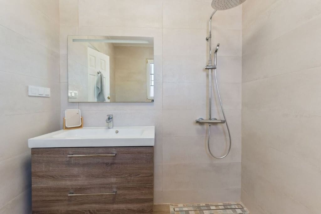 5 makuuhuone Omakotitalo myytävänä paikassa Torrevieja mukana uima-altaan - 399 000 € (Ref: 9215053)