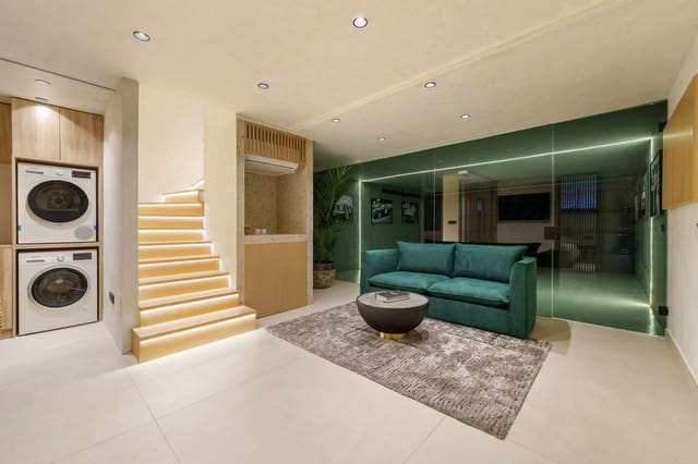 Casa de 4 habitaciones en Golden Mile, Marbella en venta - 2.150.000 € (Ref: 9215055)