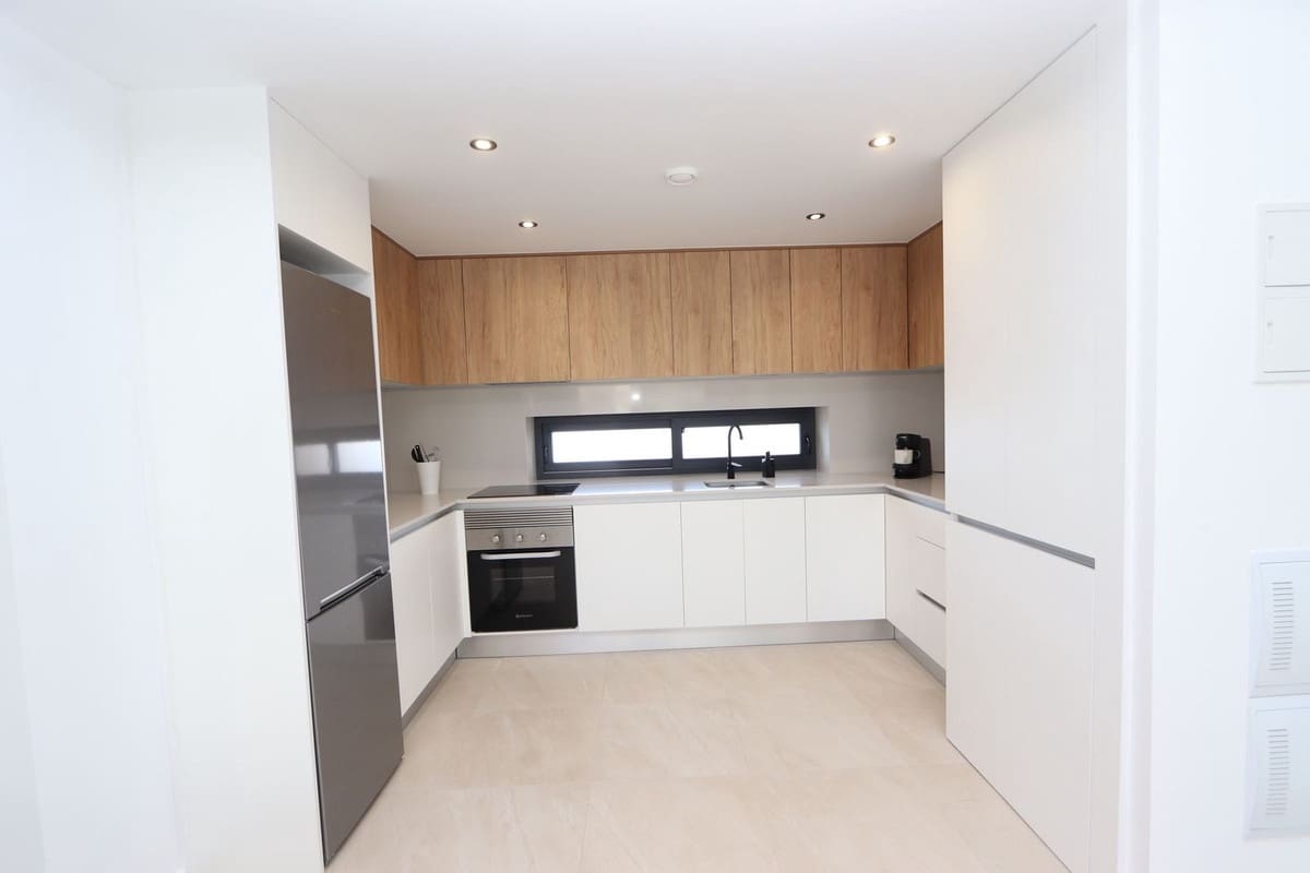 2 soverom Leilighet til salgs i Los Alcazares med svømmebasseng garasje - € 265 000 (Ref: 9236442)