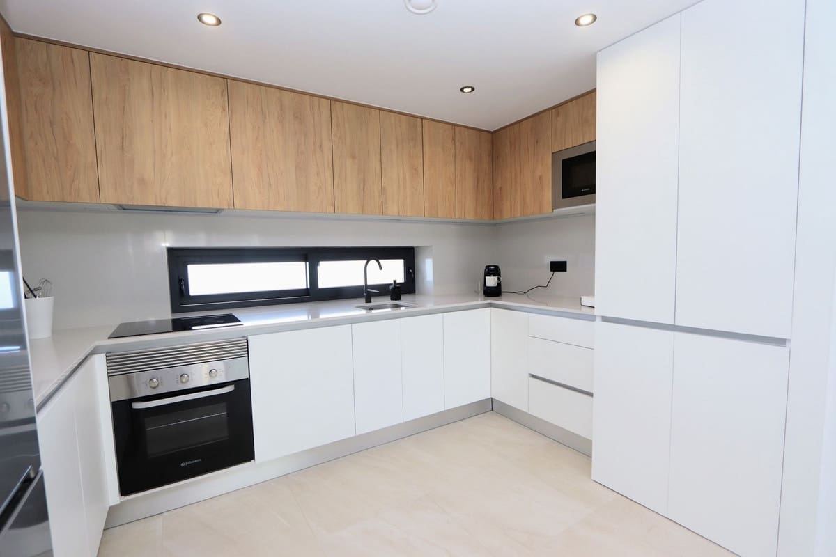 2 soverom Leilighet til salgs i Los Alcazares med svømmebasseng garasje - € 265 000 (Ref: 9236442)