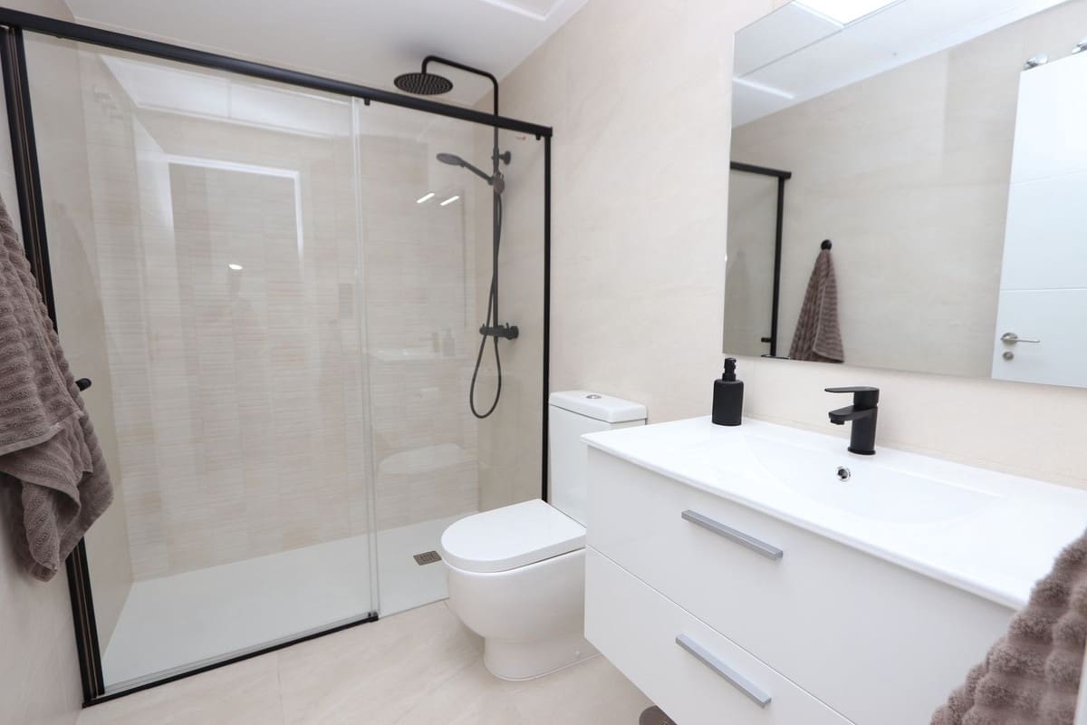 2 soverom Leilighet til salgs i Los Alcazares med svømmebasseng garasje - € 265 000 (Ref: 9236442)