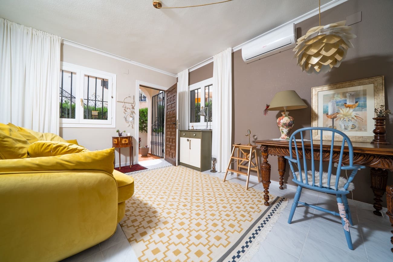 2 soveværelse Bungalow til salg i Torrevieja med swimmingpool - € 180.000 (Ref: 9242925)