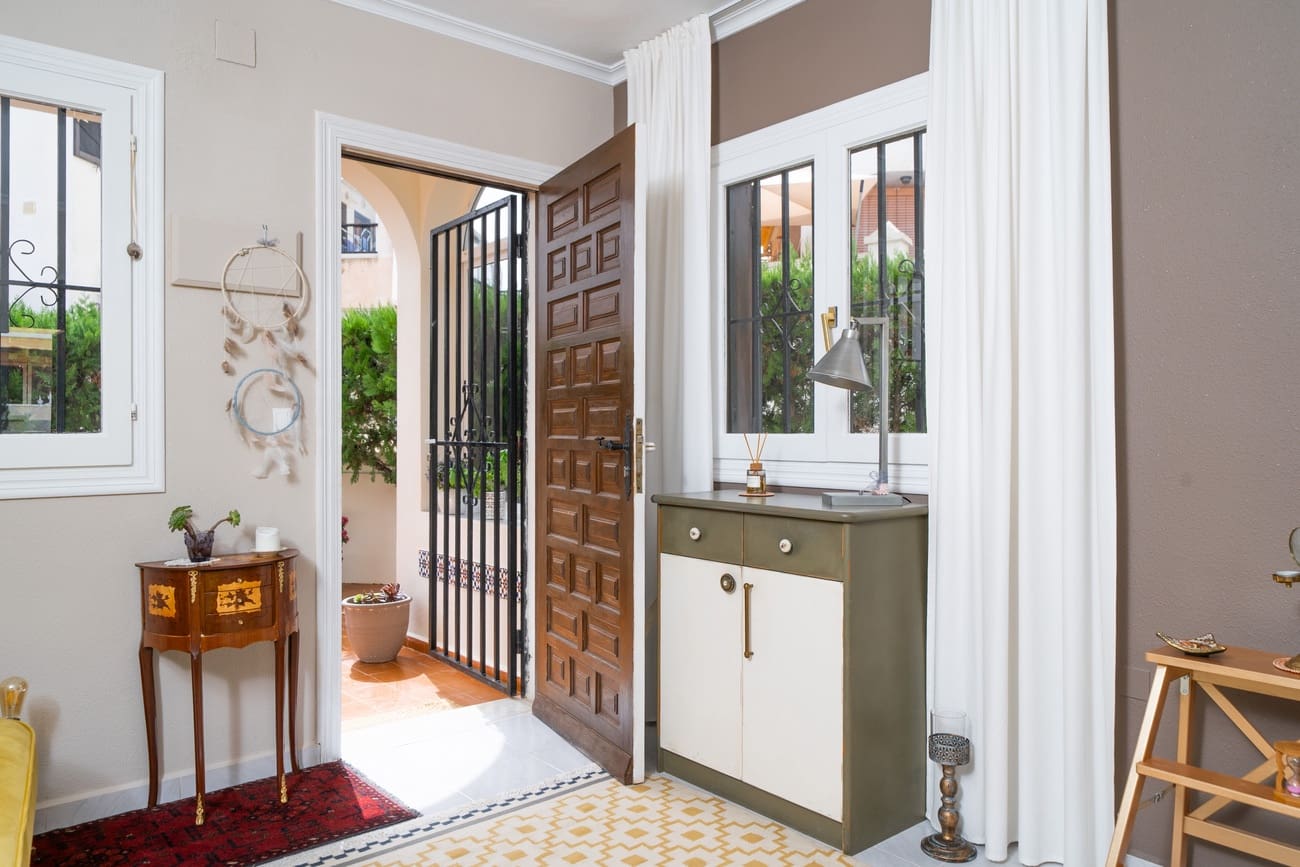 2 soveværelse Bungalow til salg i Torrevieja med swimmingpool - € 180.000 (Ref: 9242925)