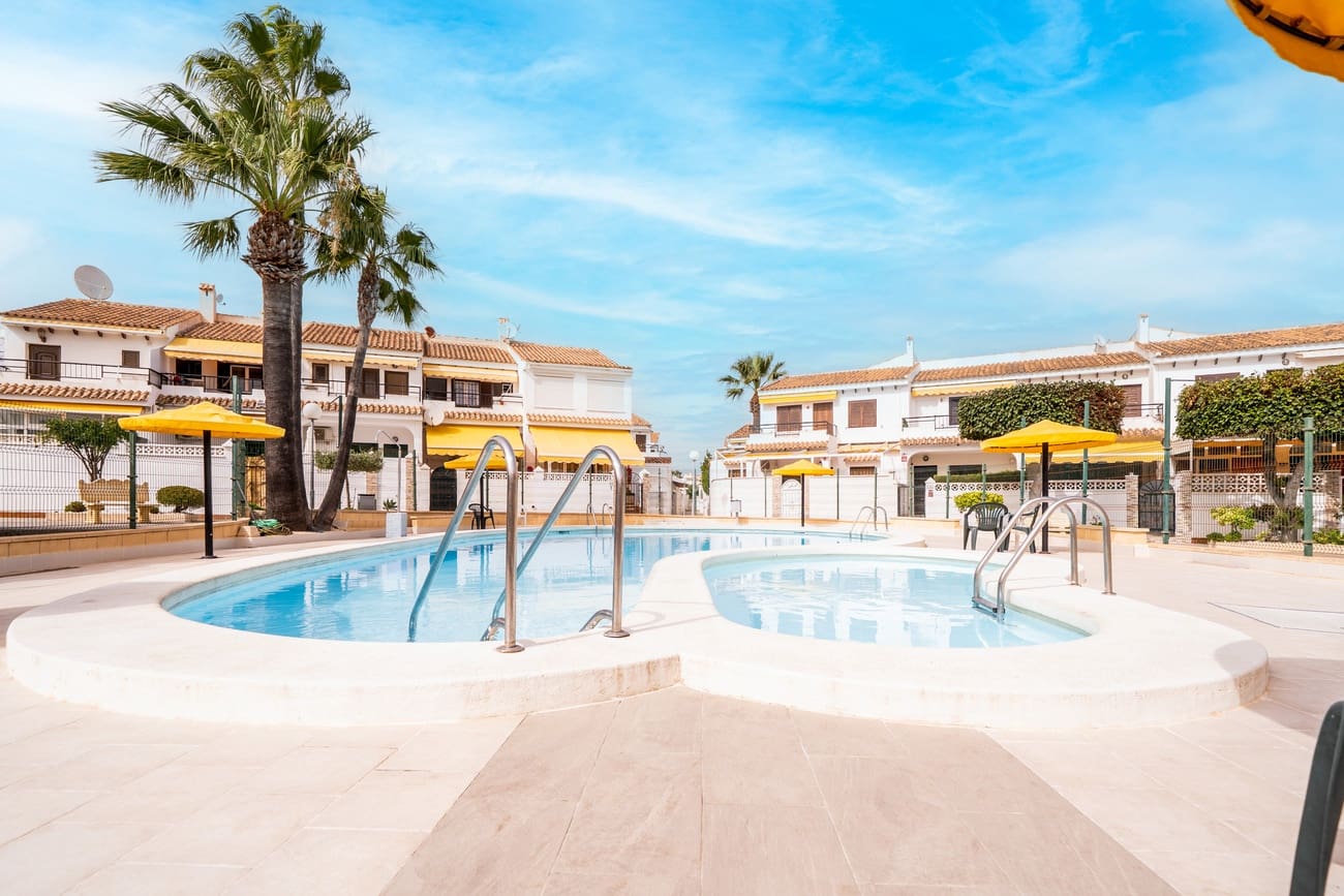 2 soveværelse Bungalow til salg i Torrevieja med swimmingpool - € 180.000 (Ref: 9242925)