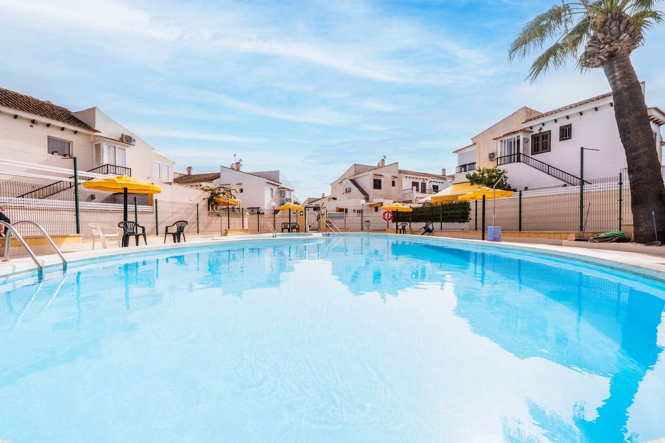 2 soveværelse Bungalow til salg i Torrevieja med swimmingpool - € 180.000 (Ref: 9242925)