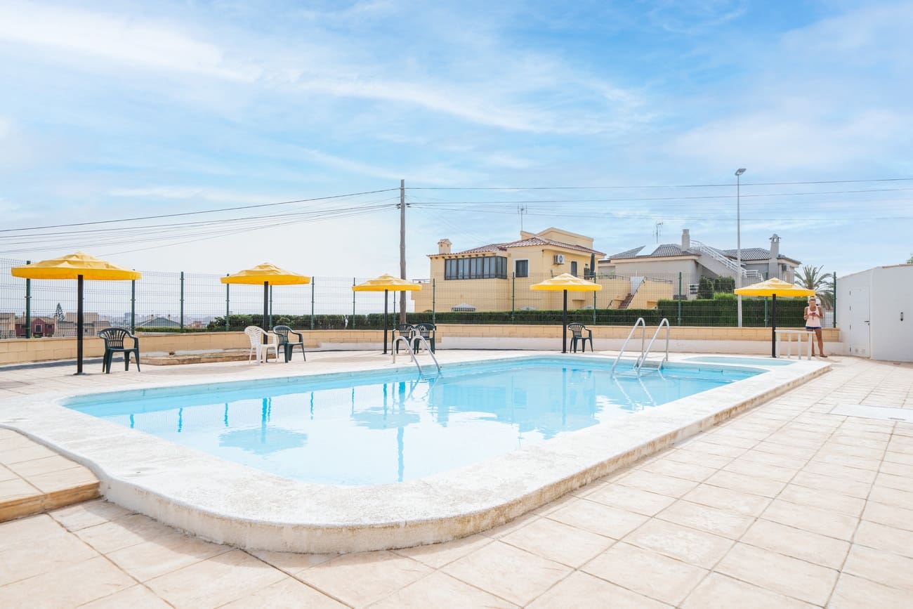 2 soveværelse Bungalow til salg i Torrevieja med swimmingpool - € 180.000 (Ref: 9242925)