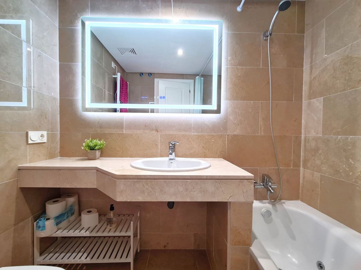 2 bedroom Apartment for sale in La Duquesa / Puerto de la Duquesa - € 329,000 (Ref: 9242936)