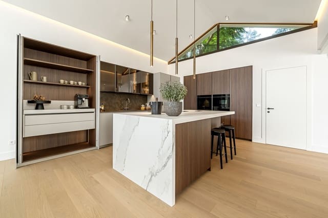 5 slaapkamer Villa te koop in Lomas De Marbella, Marbella met zwembad - € 7.800.000 (Ref: 9242937)