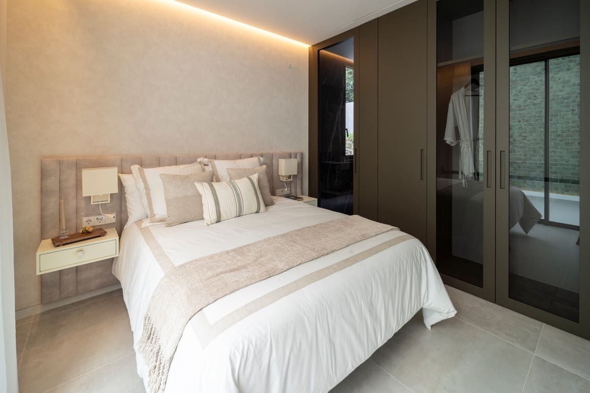 6 bedroom Villa for sale in El Paraiso with pool - € 6,800,000 (Ref: 9257116)