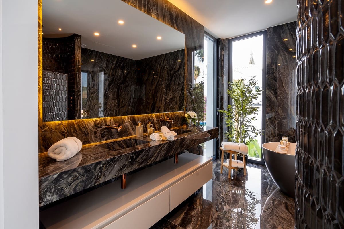6 sypialnia Willa na sprzedaż w El Paraiso z basenem - 6 800 000 € (Ref: 9257116)